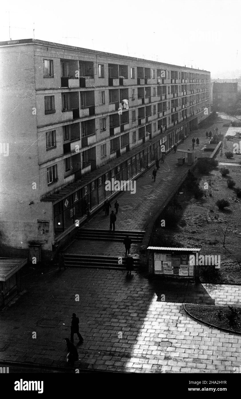 Nowy S¹cz, 1981-03-14. Blok mieszkalny w Nowym S¹czu. Ij PAP/CAF/Stanis³aw Momot Nowy Sacz, 14 marzo 1981. Un blocco di appartamenti a Nowy Sacz. Ij PAP/CAF/Stanislaw Momot Foto Stock