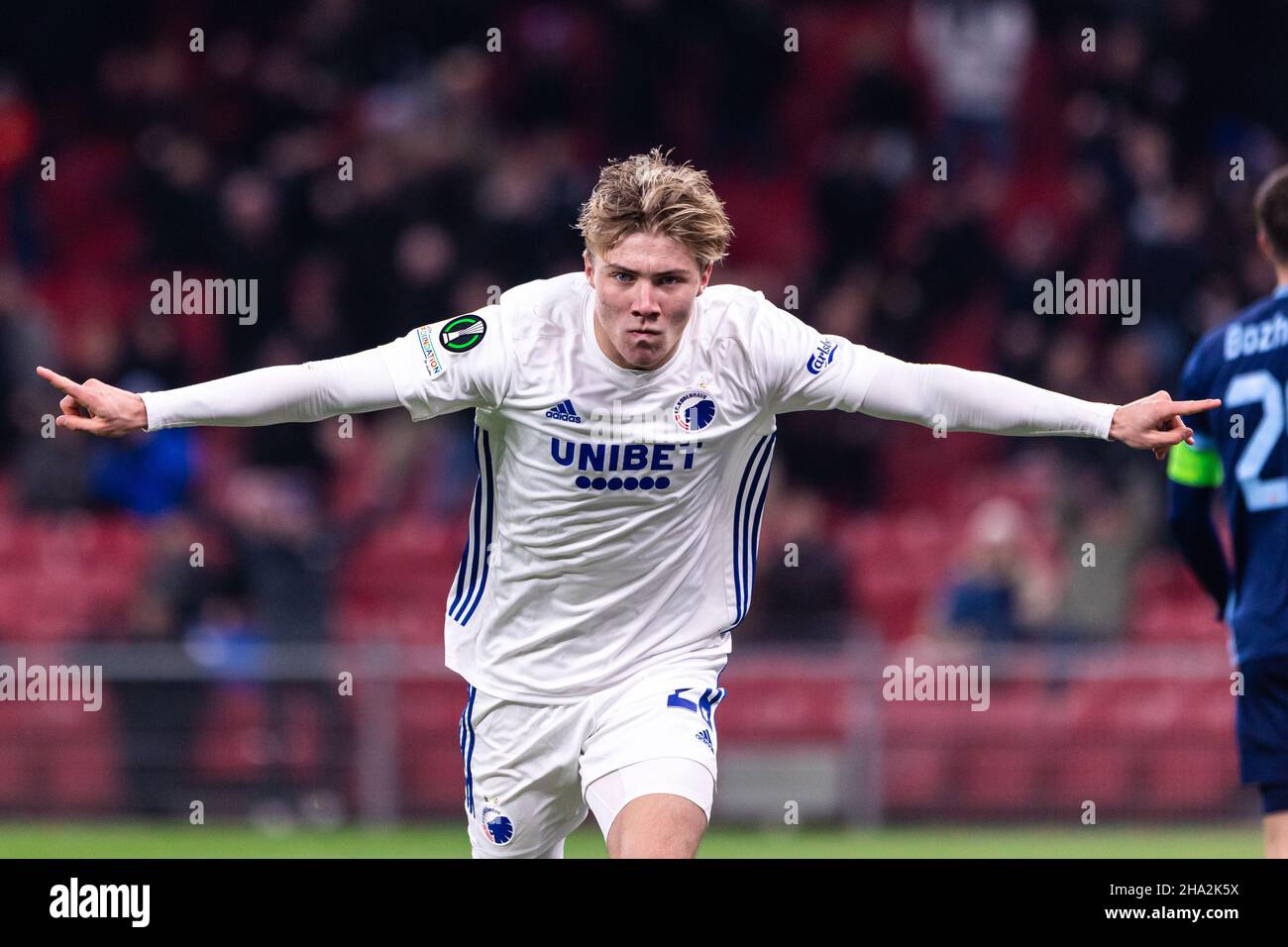 Copenaghen, Danimarca. 09th Dic 2021. Rasmus Hojlund (28) del FC Copenhagen segna per il 2-0 durante la partita della UEFA Europa Conference League tra il FC Copenhagen e Slovan Bratislava al Parken di Copenhagen. (Photo Credit: Gonzales Photo/Alamy Live News Foto Stock