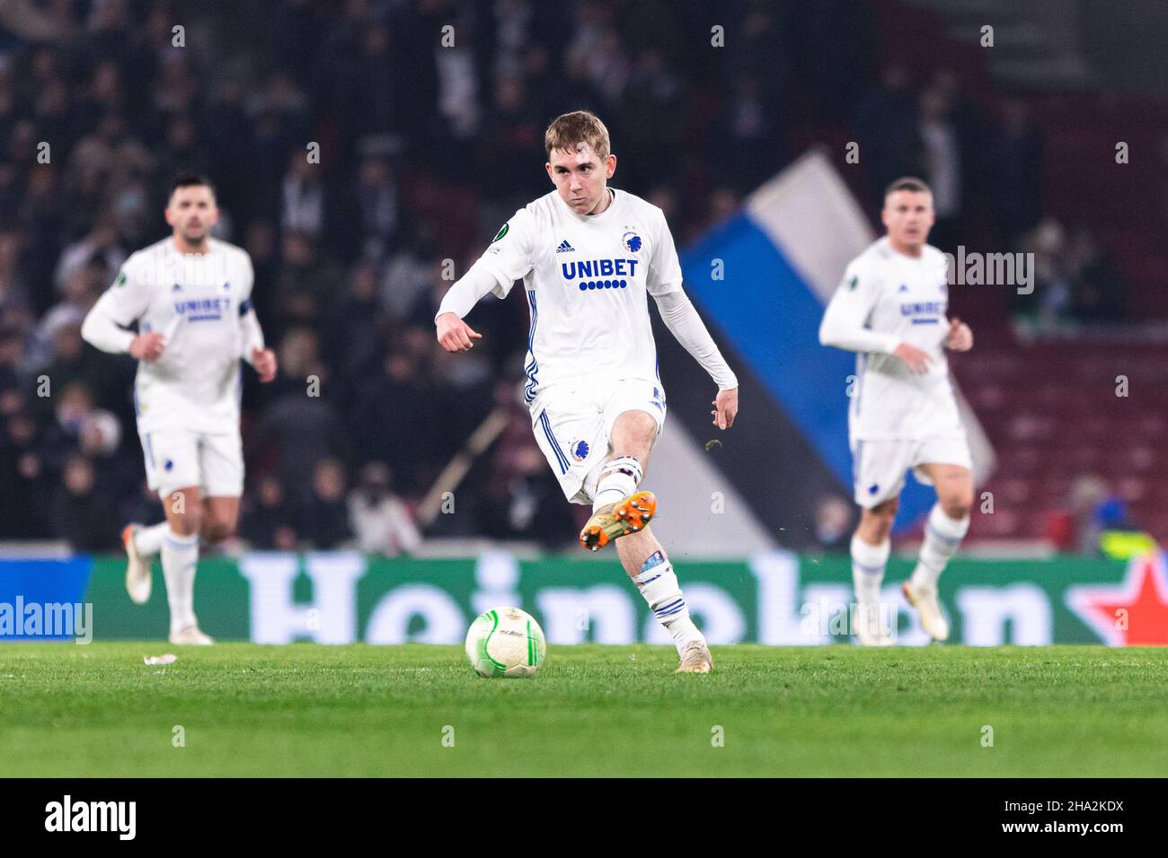 Copenaghen, Danimarca. 09th Dic 2021. Isak Bergmann Johannesson (8) del FC Copenhagen visto durante la partita della UEFA Europa Conference League tra il FC Copenhagen e Slovan Bratislava al Parken di Copenhagen. (Photo Credit: Gonzales Photo/Alamy Live News Foto Stock