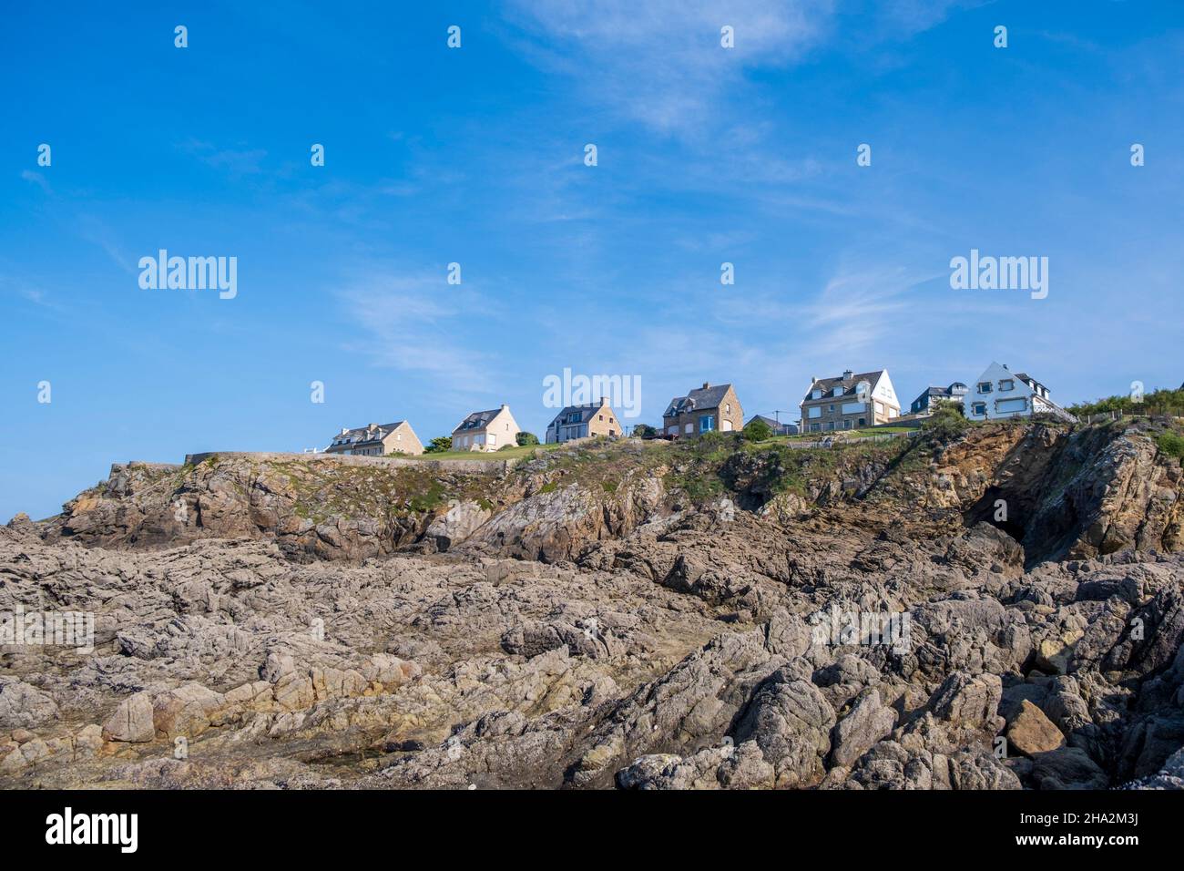 Saint-Lunaire (Bretagna, Francia nord-occidentale): Ville sul lungomare, sulla scogliera sopra la spiaggia “page des Hirondelles”, e la “pointe du Deco Foto Stock