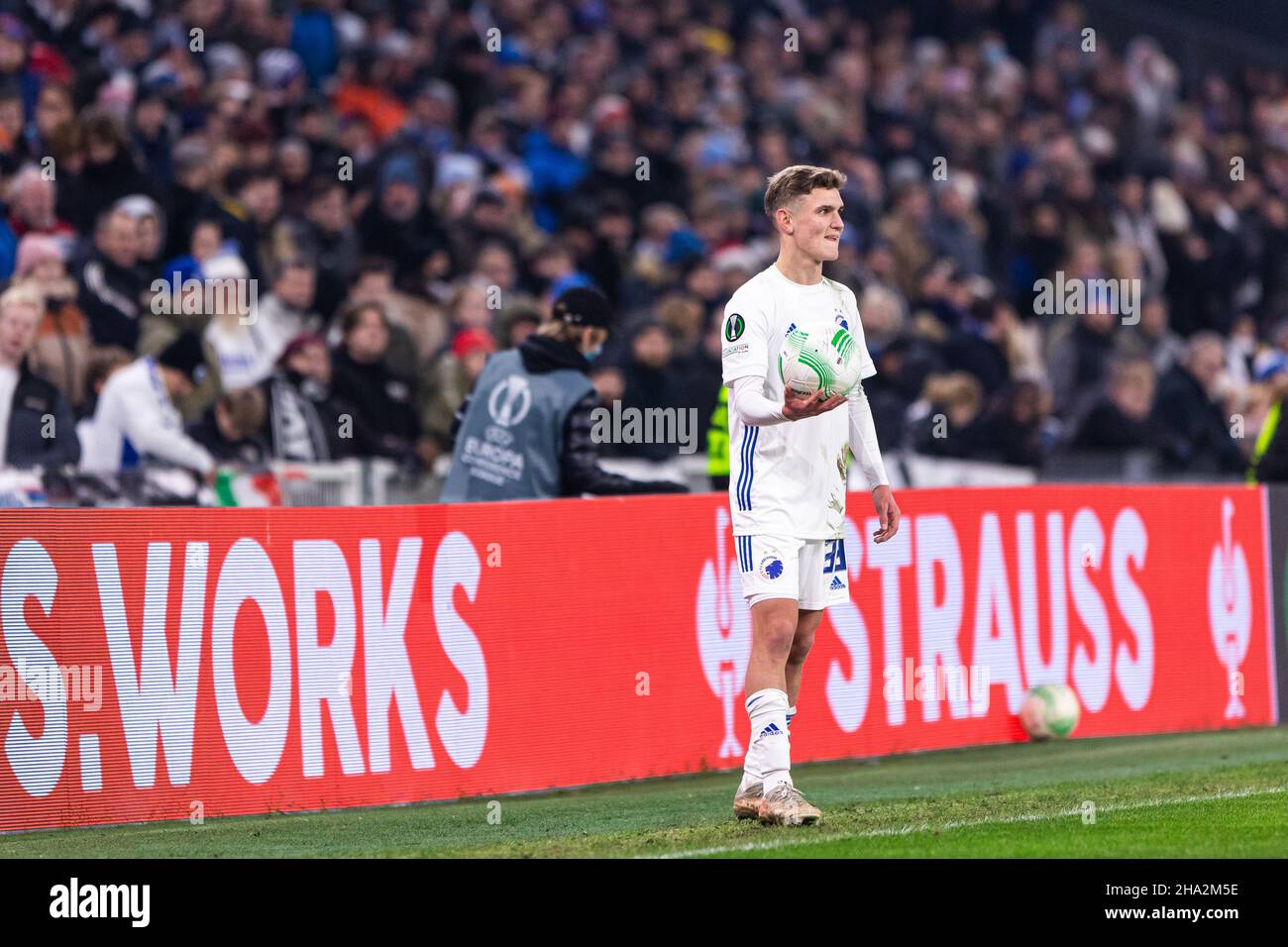 Copenaghen, Danimarca. 09th Dic 2021. Elias Jelert (38) del FC Copenhagen visto durante la partita della UEFA Europa Conference League tra il FC Copenhagen e Slov Bratislava al Parken di Copenhagen. (Photo Credit: Gonzales Photo/Alamy Live News Foto Stock