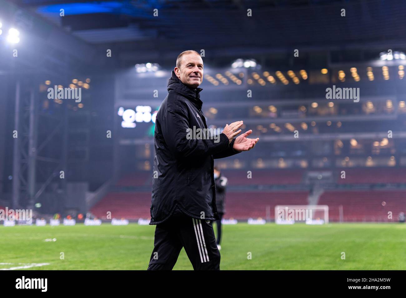 Copenaghen, Danimarca. 09th Dic 2021. L'allenatore Jess Thorup del FC Copenhagen celebra la vittoria con i tifosi dopo la partita della UEFA Europa Conference League tra il FC Copenhagen e lo Slovan Bratislava al Parken di Copenhagen. (Photo Credit: Gonzales Photo/Alamy Live News Foto Stock