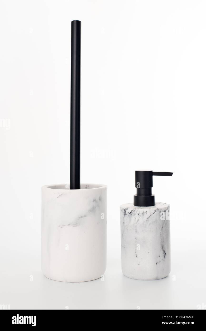 Spazzola per WC in moderno supporto in pietra bianca e dispenser di sapone su sfondo bianco isolato. WC per la pulizia della toilette. Spazzola per la pulizia e la pulizia della toilette Foto Stock