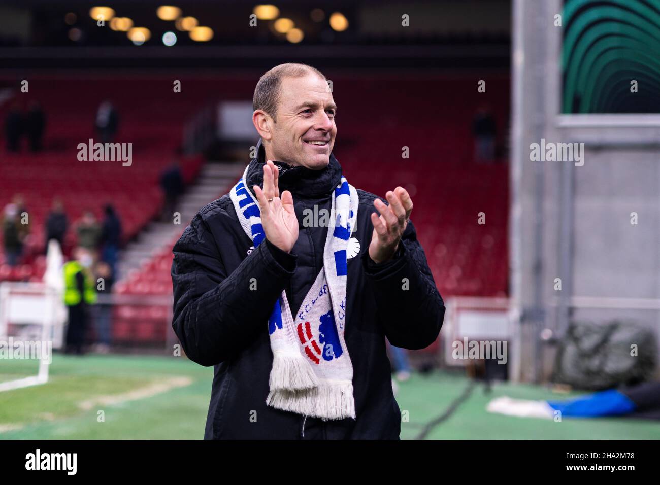 Copenaghen, Danimarca. 09th Dic 2021. L'allenatore Jess Thorup del FC Copenhagen celebra la vittoria con i tifosi dopo la partita della UEFA Europa Conference League tra il FC Copenhagen e lo Slovan Bratislava al Parken di Copenhagen. (Photo Credit: Gonzales Photo/Alamy Live News Foto Stock