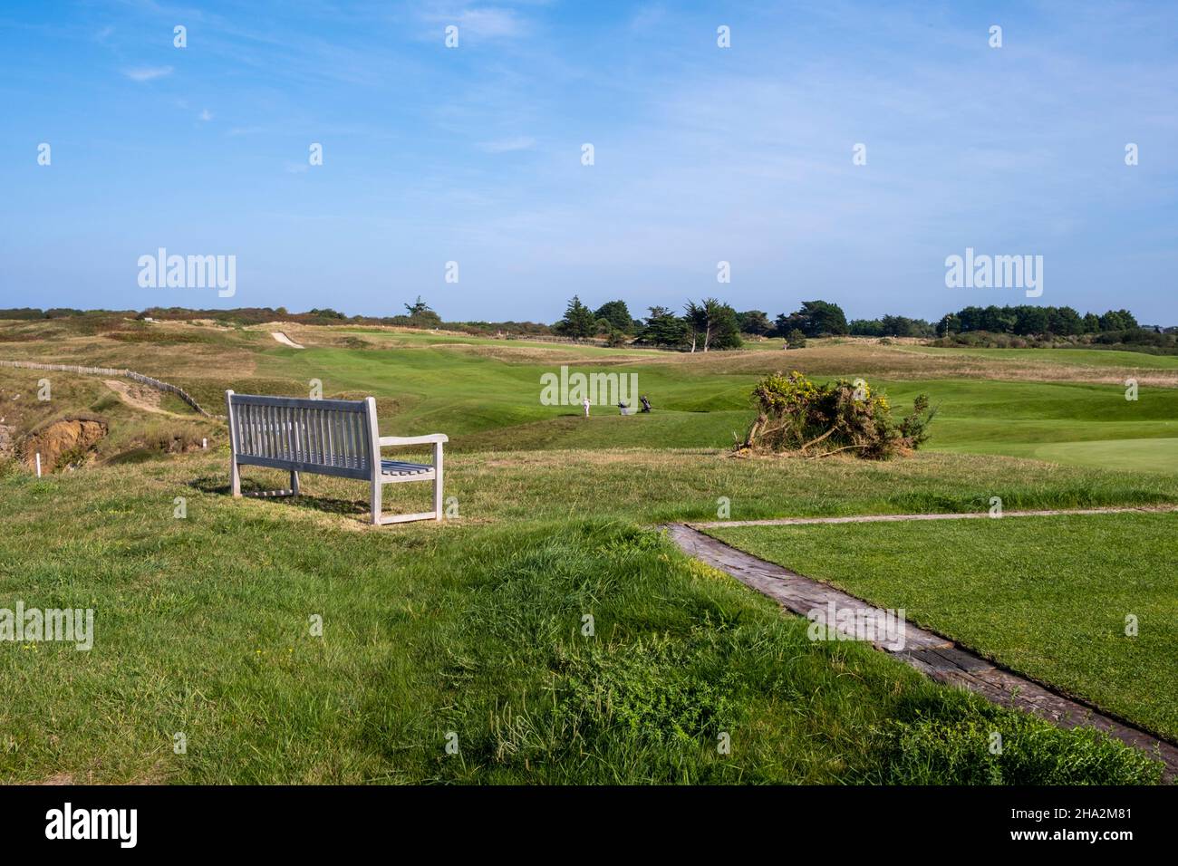 Saint-Briac-sur-Mer (Bretagna, Francia nord-occidentale): Panoramica del campo da golf di Dinard vicino alla spiaggia di Port Hue. Panca sul campo da golf e o Foto Stock