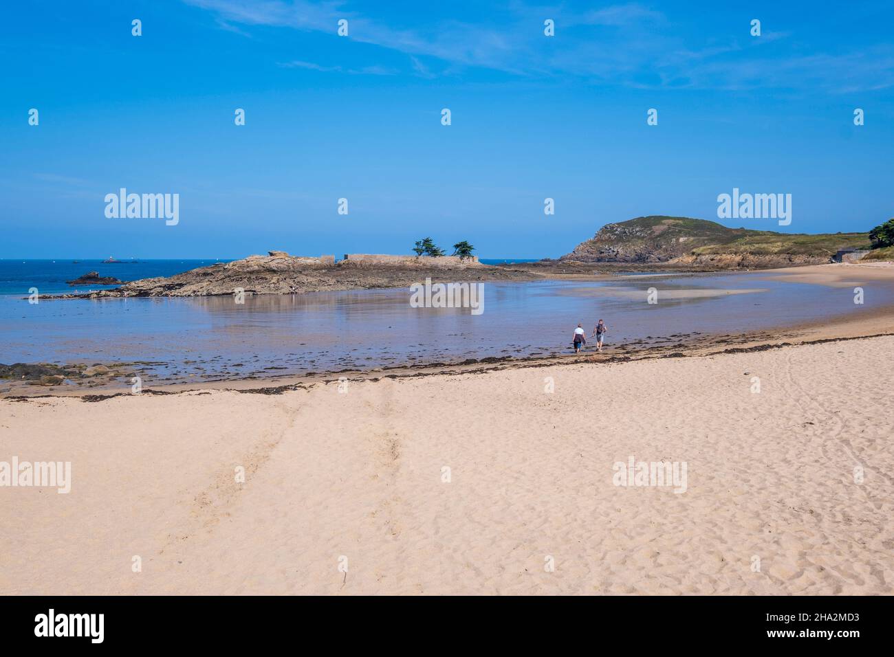 Saint-Briac-sur-Mer (Bretagna, Francia nord-occidentale): La spiaggia di Port Hue, isolotto “ilot de la Dame Jouanne” e punta della Garde Guerin Foto Stock