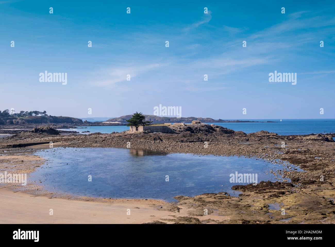 Saint-Briac-sur-Mer (Bretagna, Francia nord-occidentale): Spiaggia di Port Hue e l'isolotto "ilot de la Dame Jouanne" Foto Stock
