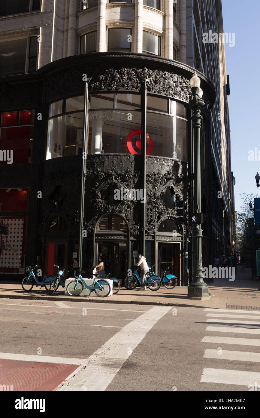 Chicago, Illinois USA : il Sullivan Center, un tempo era conosciuto come il Carson, Pirie, Scott and Company Building o il Carson, Pirie, Scott and Compan Foto Stock