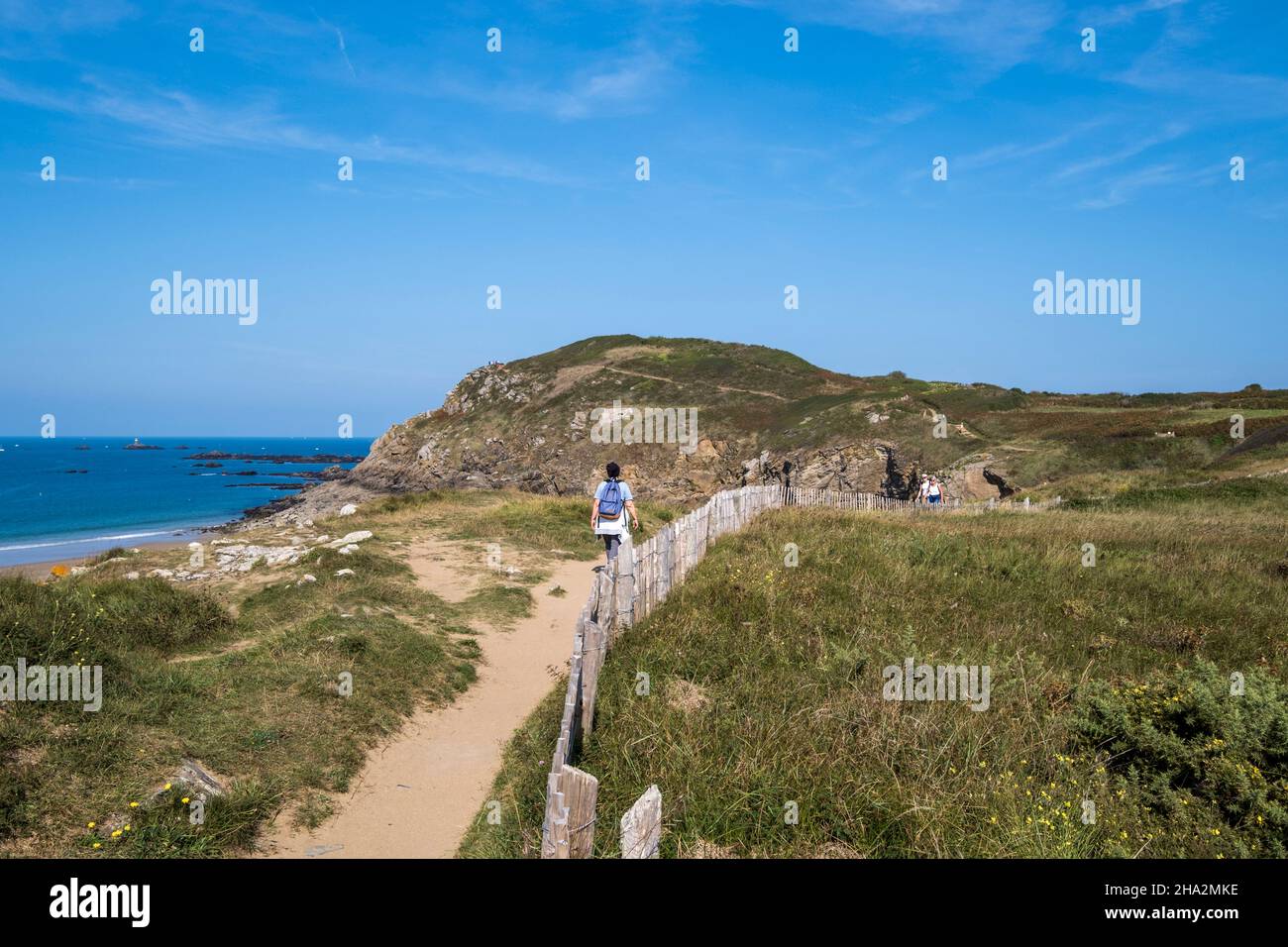 Saint-Briac-sur-Mer (Bretagna, Francia nord-occidentale): Panoramica della spiaggia “plage de la Garde” e la punta “pointe de la Garde Guerin”. Uomo, hik Foto Stock