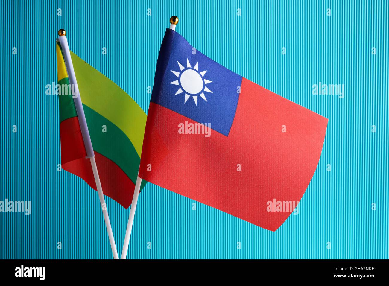 Bandiera di Taiwan e Lituania su sfondo acquatico Foto Stock