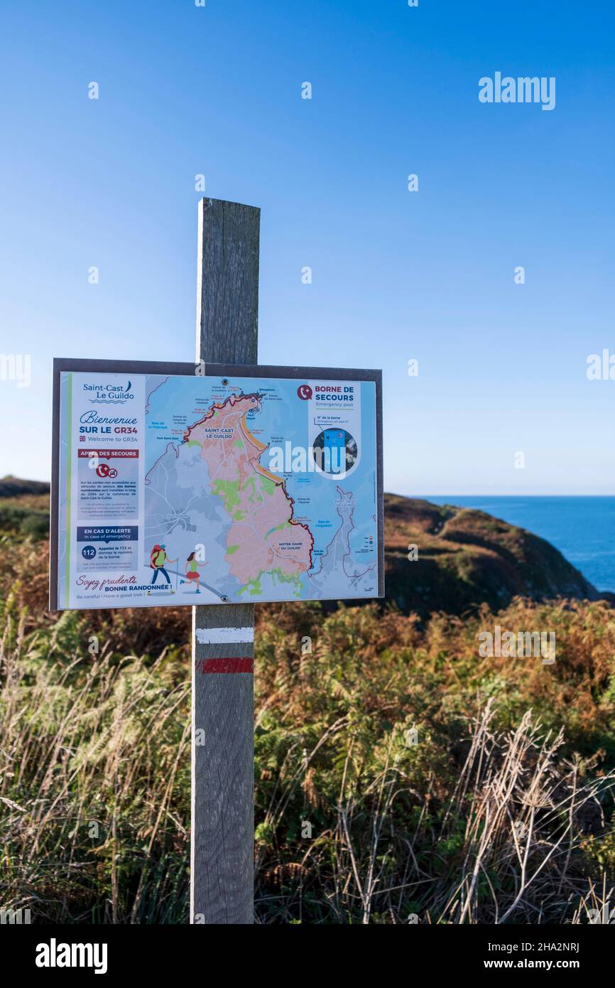Segno che indica il percorso costiero del GR34 lungo la costa, a Saint-Cast-le-Guildo (Bretagna, Francia nord-occidentale) Foto Stock