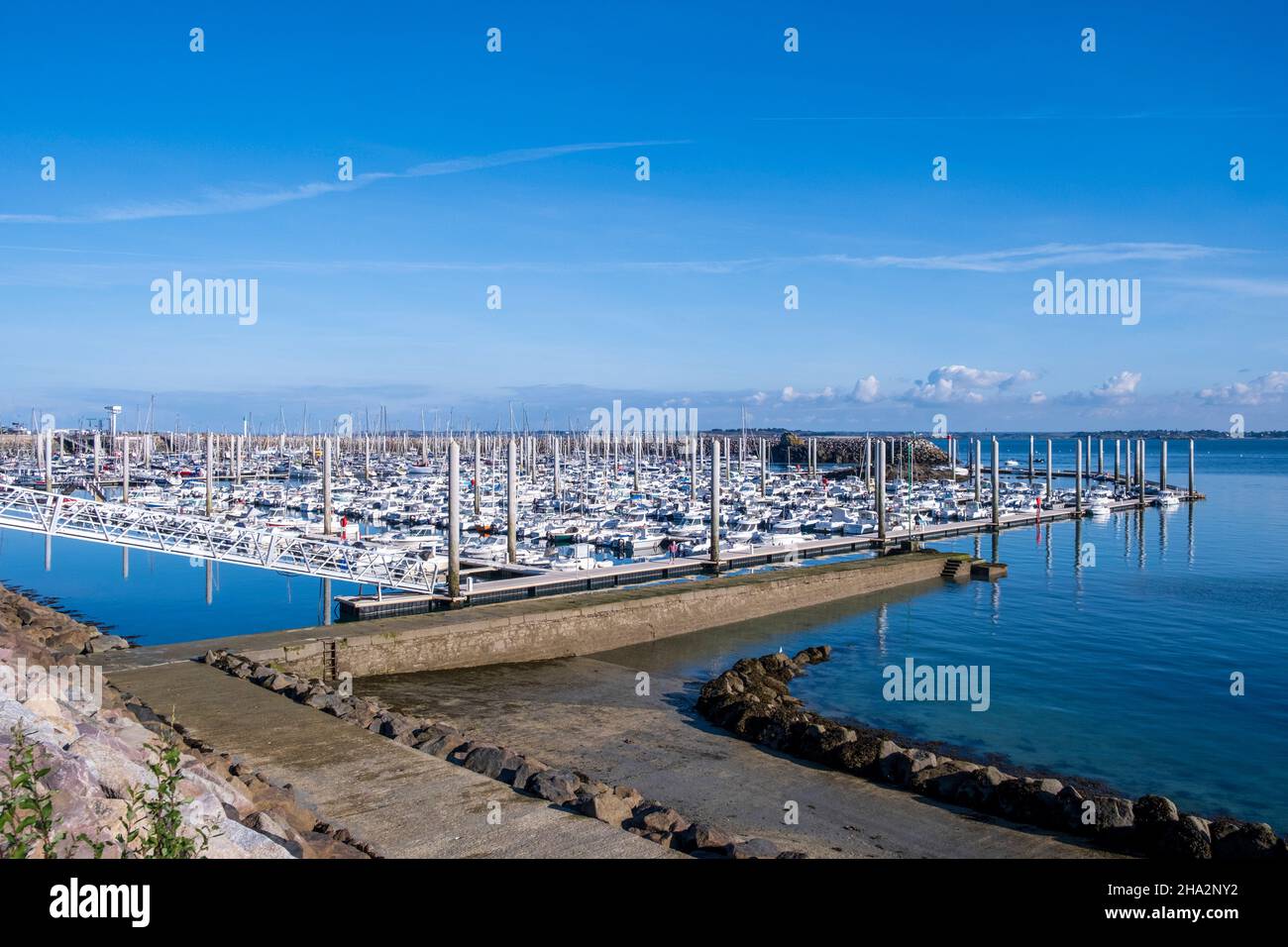Saint-Cast-le-Guildo (Bretagna, Francia nord-occidentale): Panoramica del porto turistico lungo la zona costiera “Cote d’Emeraude” Foto Stock