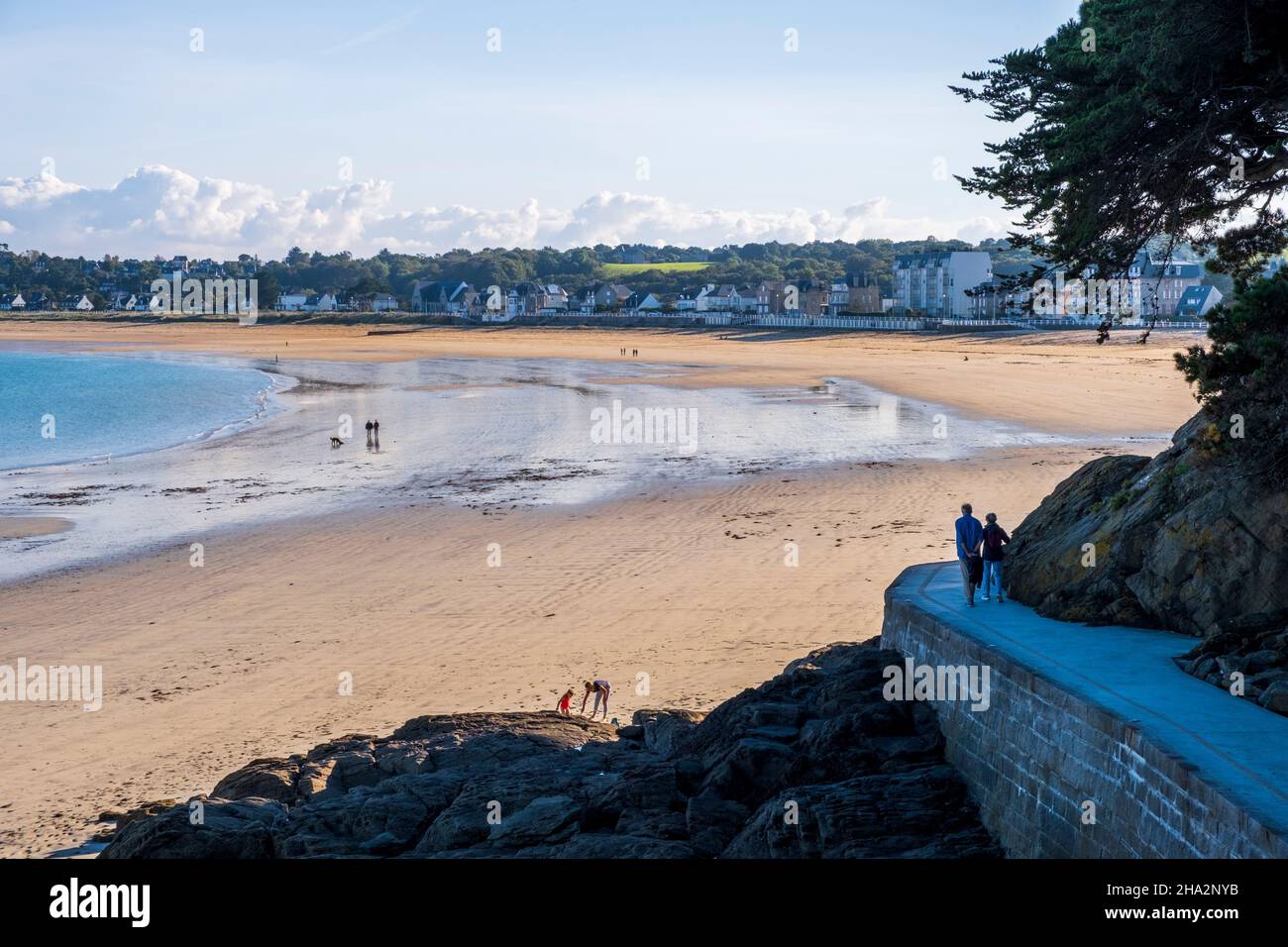 Saint-Cast-le-Guildo (Bretagna, Francia nord-occidentale): La zona costiera “Cote d’Emeraude”, con escursionisti su un percorso e panoramica della spiaggia principale con Foto Stock