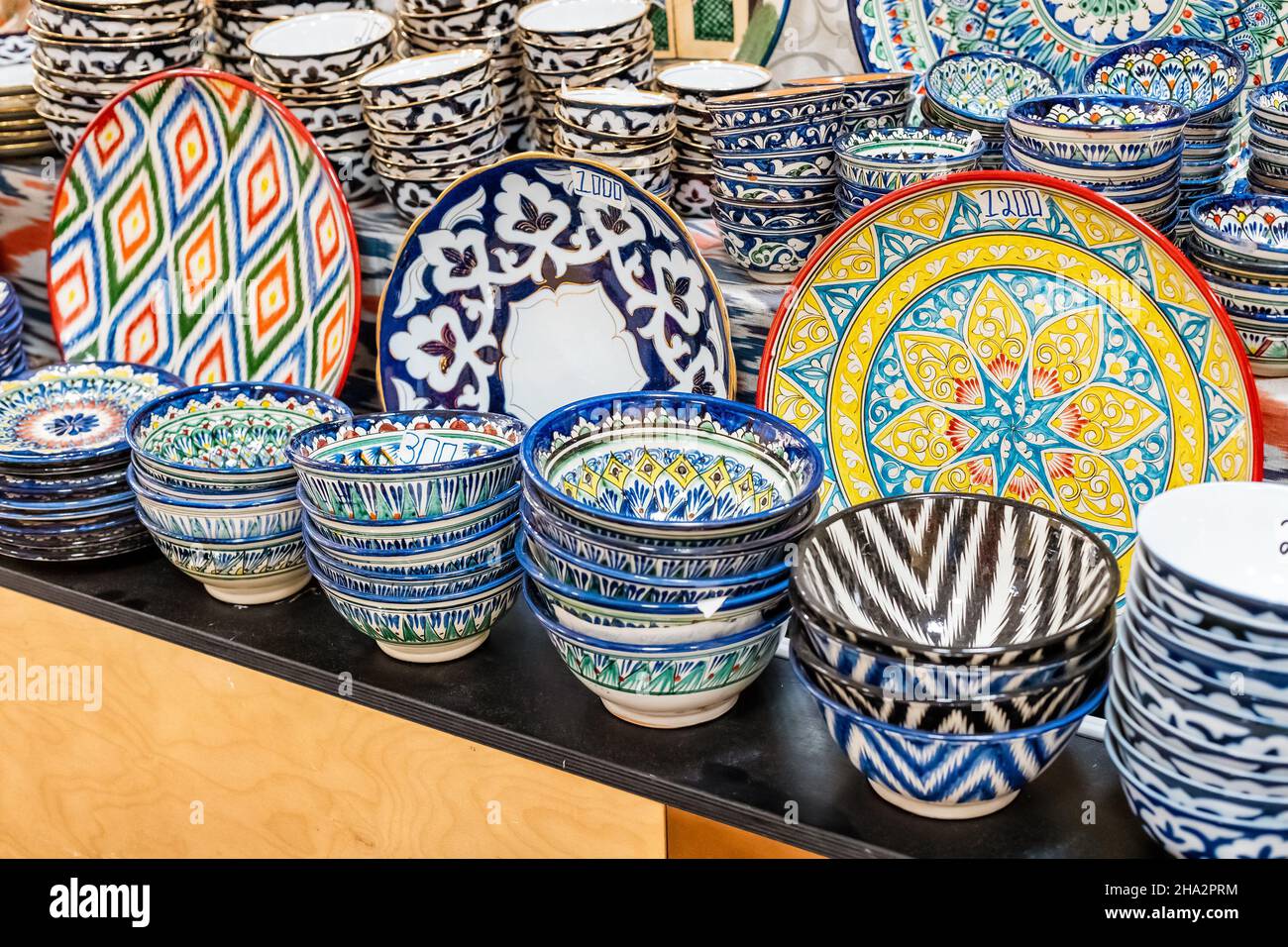 vendita di articoli da tavola in uzbekistan con modelli tradizionali Foto Stock