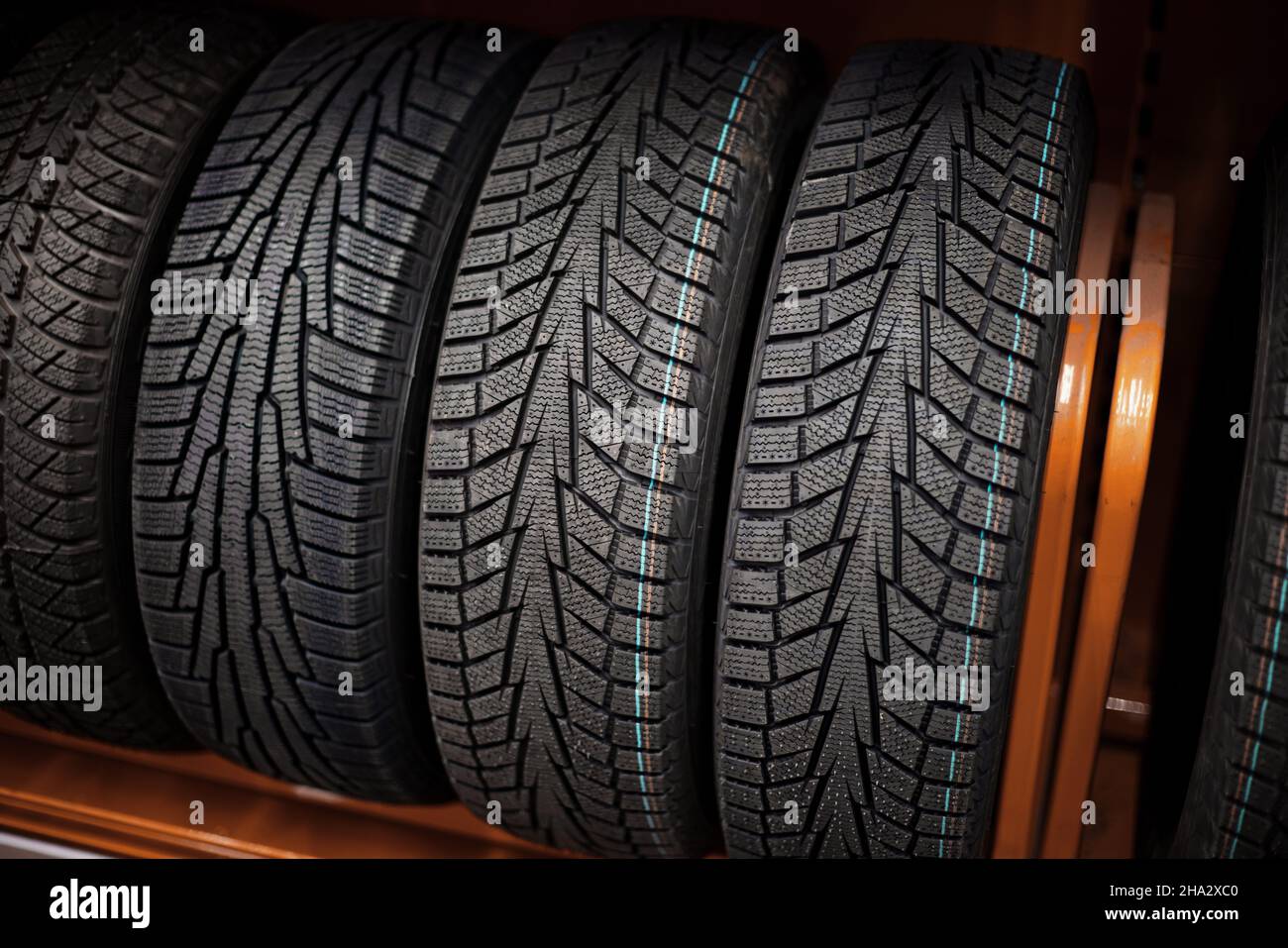 un sacco di pneumatici auto su un rack in un negozio di auto Foto Stock