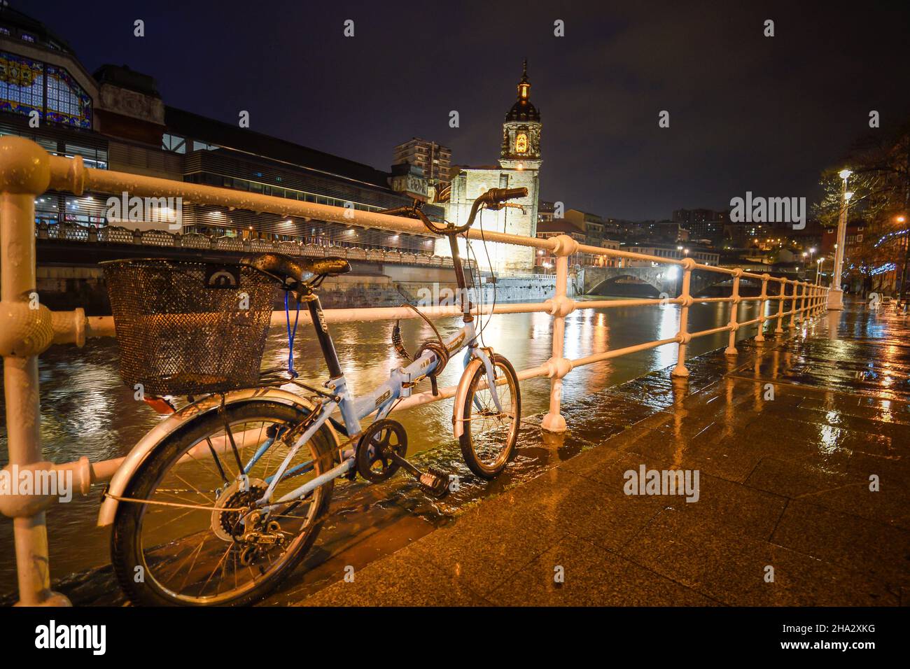 Bicicletta vicino all'estuario di Bilbao al tramonto con la pioggia Foto Stock