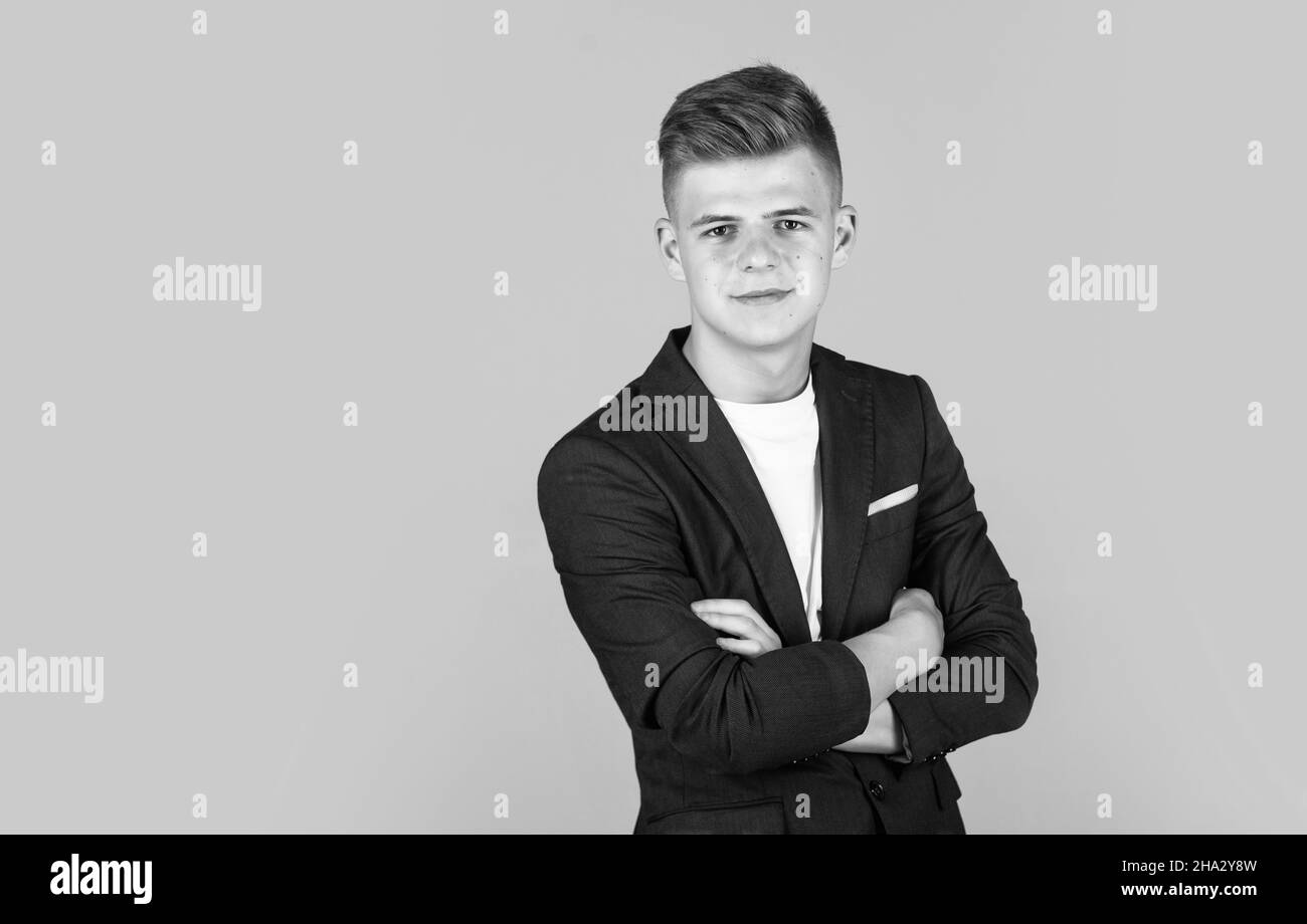 il ragazzo teenager indossa un abito formale, uno spazio di copia, un business Foto Stock