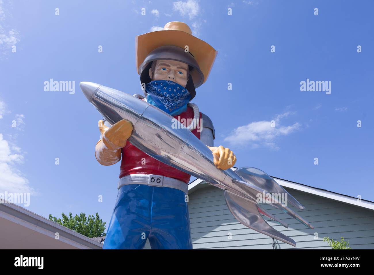 Tulsa, Oklahoma, il curio cosmico di Buck Adam- l'uomo di Muffler che tiene un razzo Foto Stock