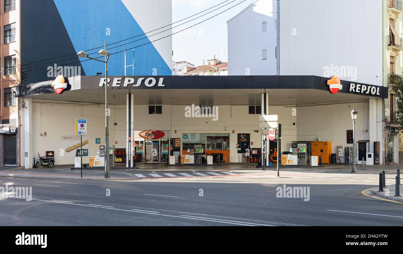 VALENCIA, SPAGNA - 09 DICEMBRE 2021: Repsol è un'azienda energetica e petrolchimica spagnola con sede a Madrid Foto Stock