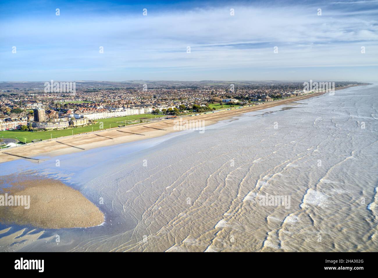 Vista aerea sulla spiaggia di Littlehampton in bassa marea con una nuova barra di sabbia in vista vicino al fiume Arun e verso il mare resort di Littlehampton. Foto Stock