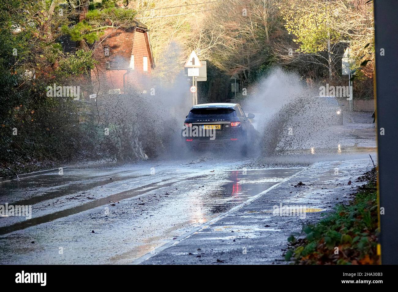 Station Lane, Godalming. 10th dicembre 2021. Precipitazioni pesanti durante la notte hanno causato problemi con l'allagamento di superficie attraverso le contee domestiche. Veicoli che attraversano l'acqua a Godalming in Surrey. Credit: james jagger/Alamy Live News Foto Stock