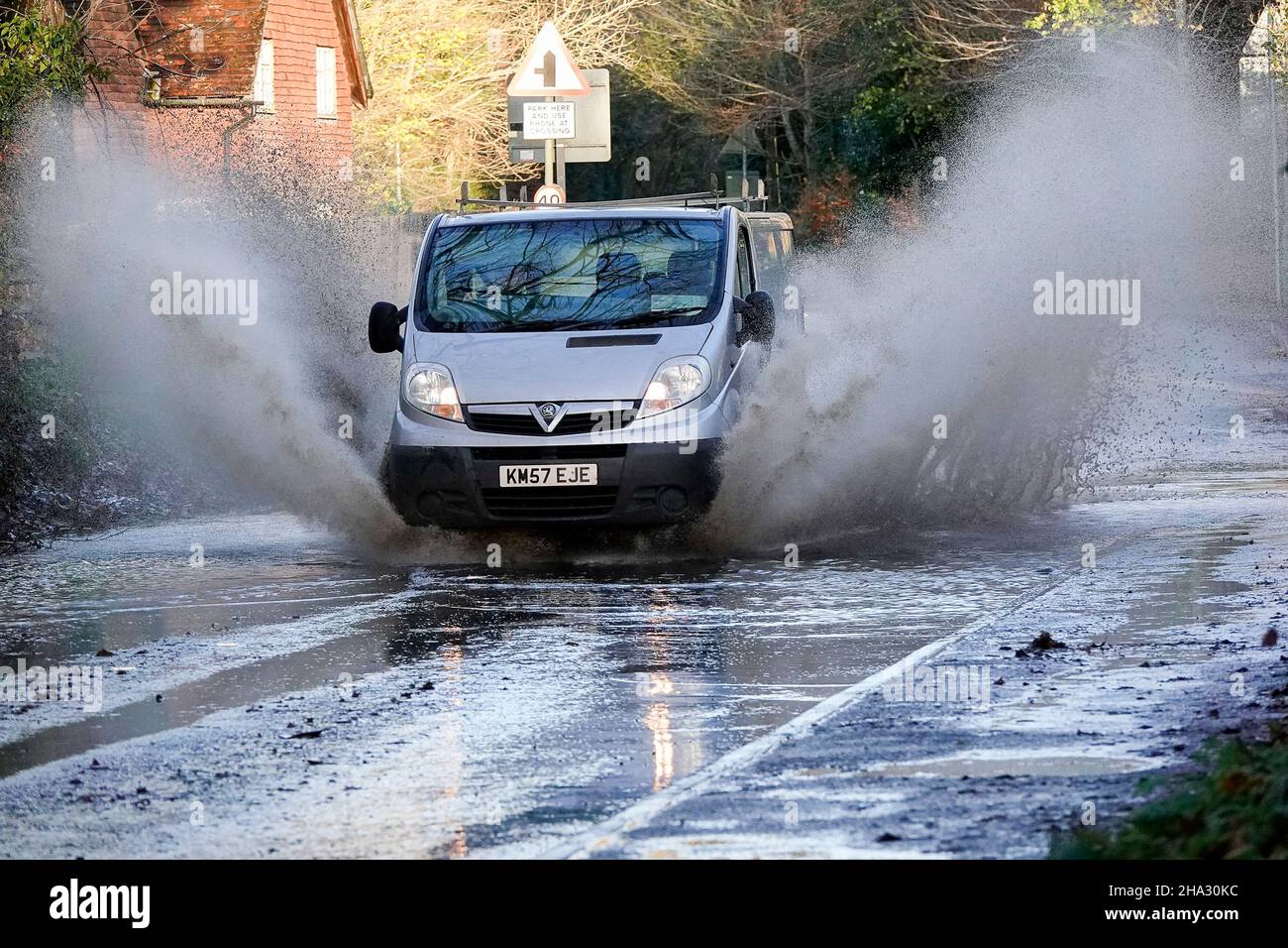 Station Lane, Godalming. 10th dicembre 2021. Precipitazioni pesanti durante la notte hanno causato problemi con l'allagamento di superficie attraverso le contee domestiche. Veicoli che attraversano l'acqua a Godalming in Surrey. Credit: james jagger/Alamy Live News Foto Stock