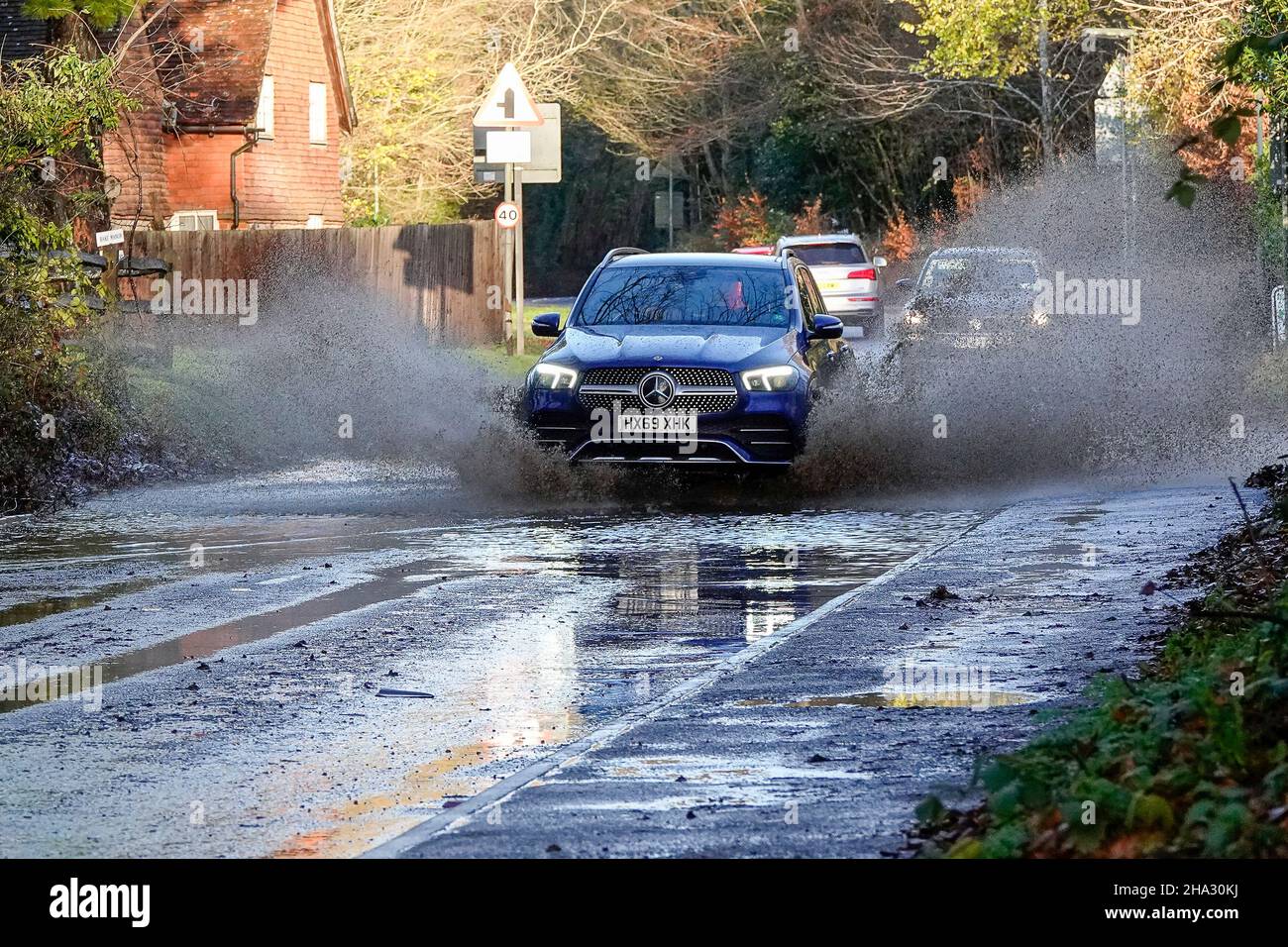 Station Lane, Godalming. 10th dicembre 2021. Precipitazioni pesanti durante la notte hanno causato problemi con l'allagamento di superficie attraverso le contee domestiche. Veicoli che attraversano l'acqua a Godalming in Surrey. Credit: james jagger/Alamy Live News Foto Stock