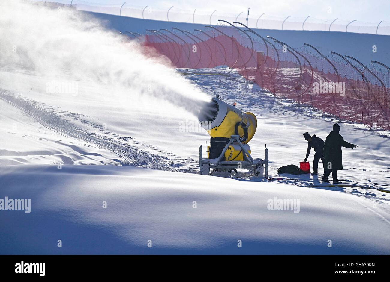 HOHHOT, CINA - DICEMBRE 10,2021 - gli operai delle costruzioni fanno la neve al Resort sciistico della montagna di Manong a Hohhot, la Mongolia interna Autonomous della Cina del Nord Foto Stock