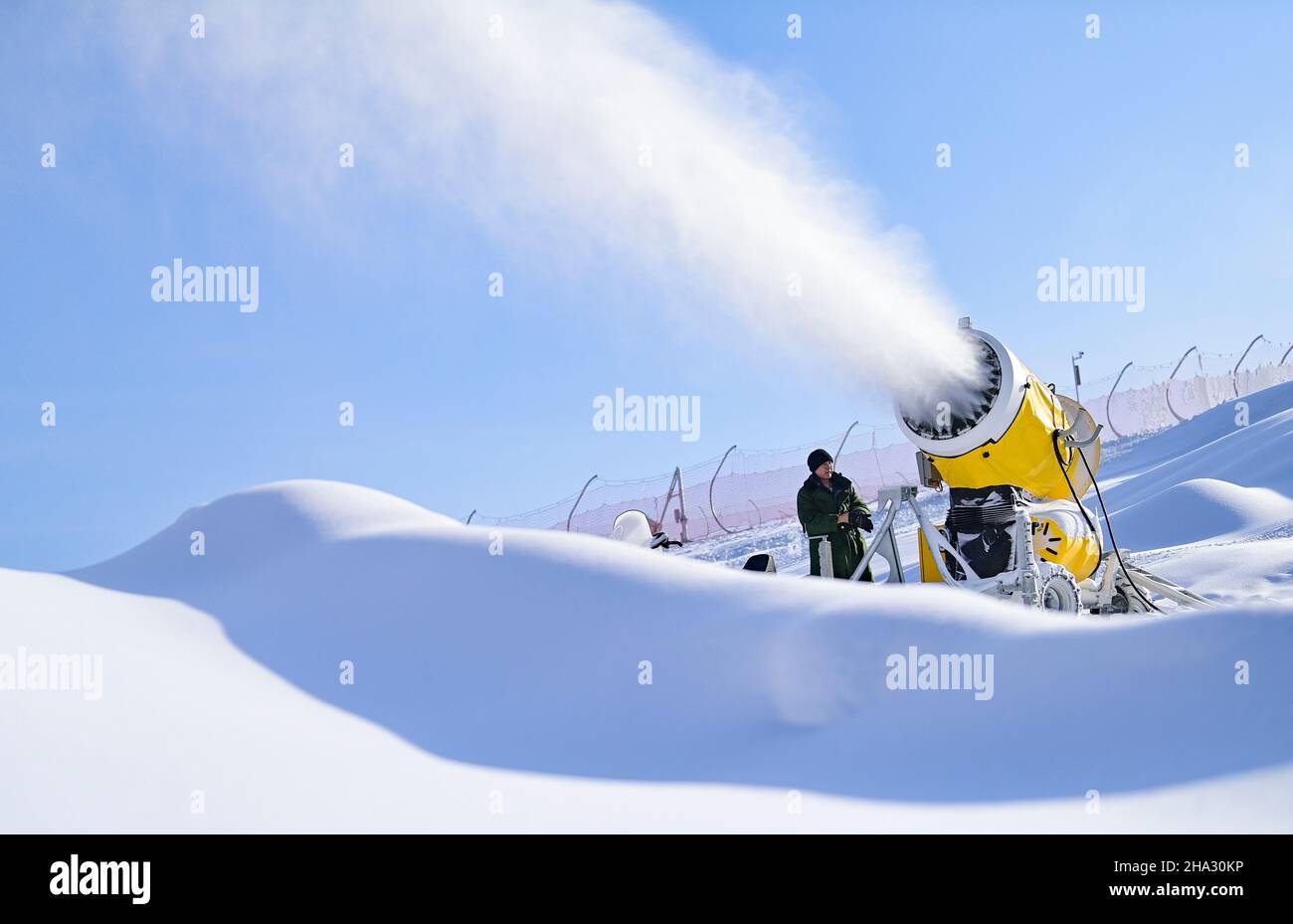 HOHHOT, CINA - DICEMBRE 10,2021 - gli operai delle costruzioni fanno la neve al Resort sciistico della montagna di Manong a Hohhot, la Mongolia interna Autonomous della Cina del Nord Foto Stock