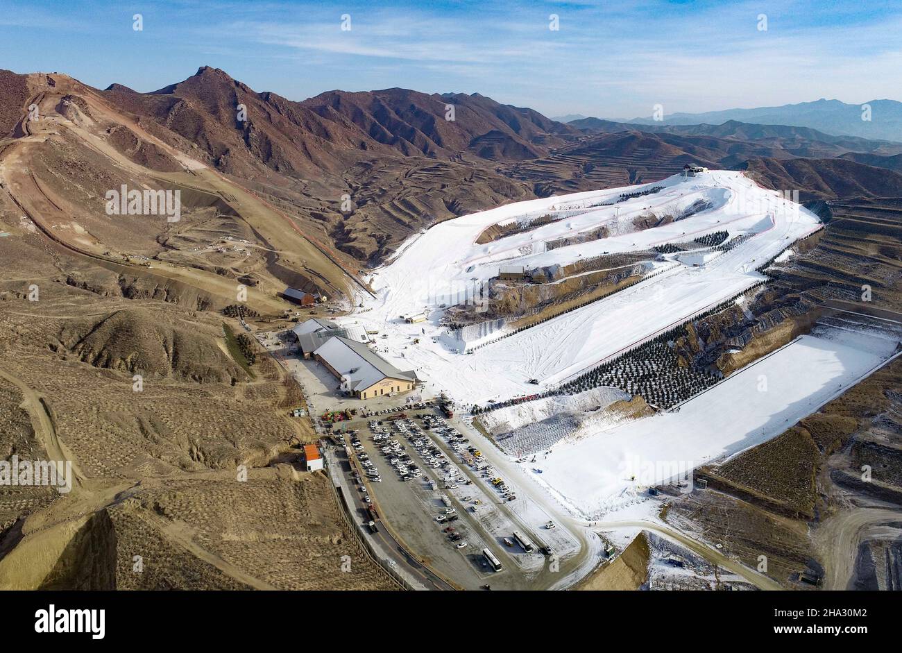 HOHHOT, CINA - DICEMBRE 10,2021 - Foto aerea scattata il 10 Dicembre 2021 mostra lo scenario della località sciistica di montagna di Mazong a Hohhot, Mongolia interna, Chin Foto Stock