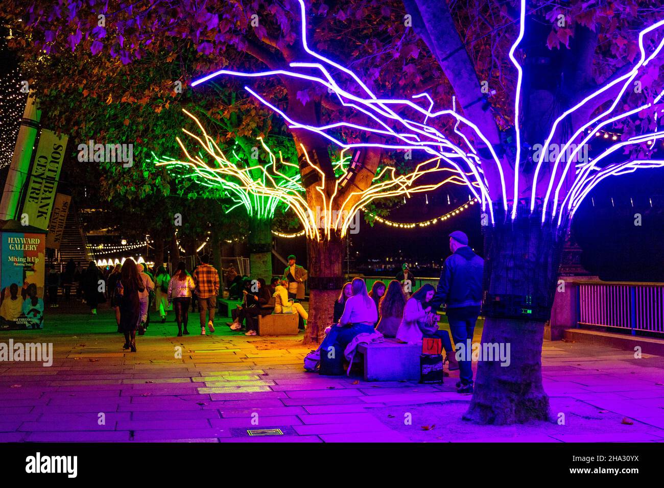 Neon Trees dell'artista David Ogle, parte di "Winter Light at the Southbank Centre", Southbank, Londra, Regno Unito Foto Stock