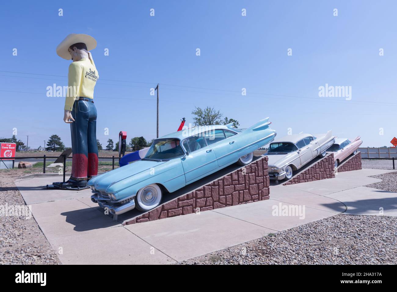 Amarillo, Texas, USA, il secondo Emendamento Cowboy è un tradizionale 'uomo superiore' come molti che puntino Route 66, ma promuove la proprietà delle armi Foto Stock