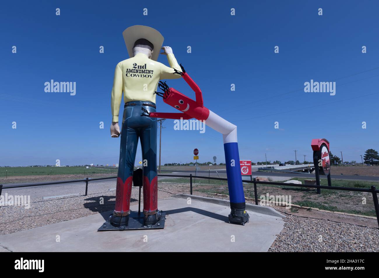 Amarillo, Texas, USA, il secondo Emendamento Cowboy è un tradizionale 'uomo superiore' come molti che puntino Route 66, ma promuove la proprietà delle armi Foto Stock