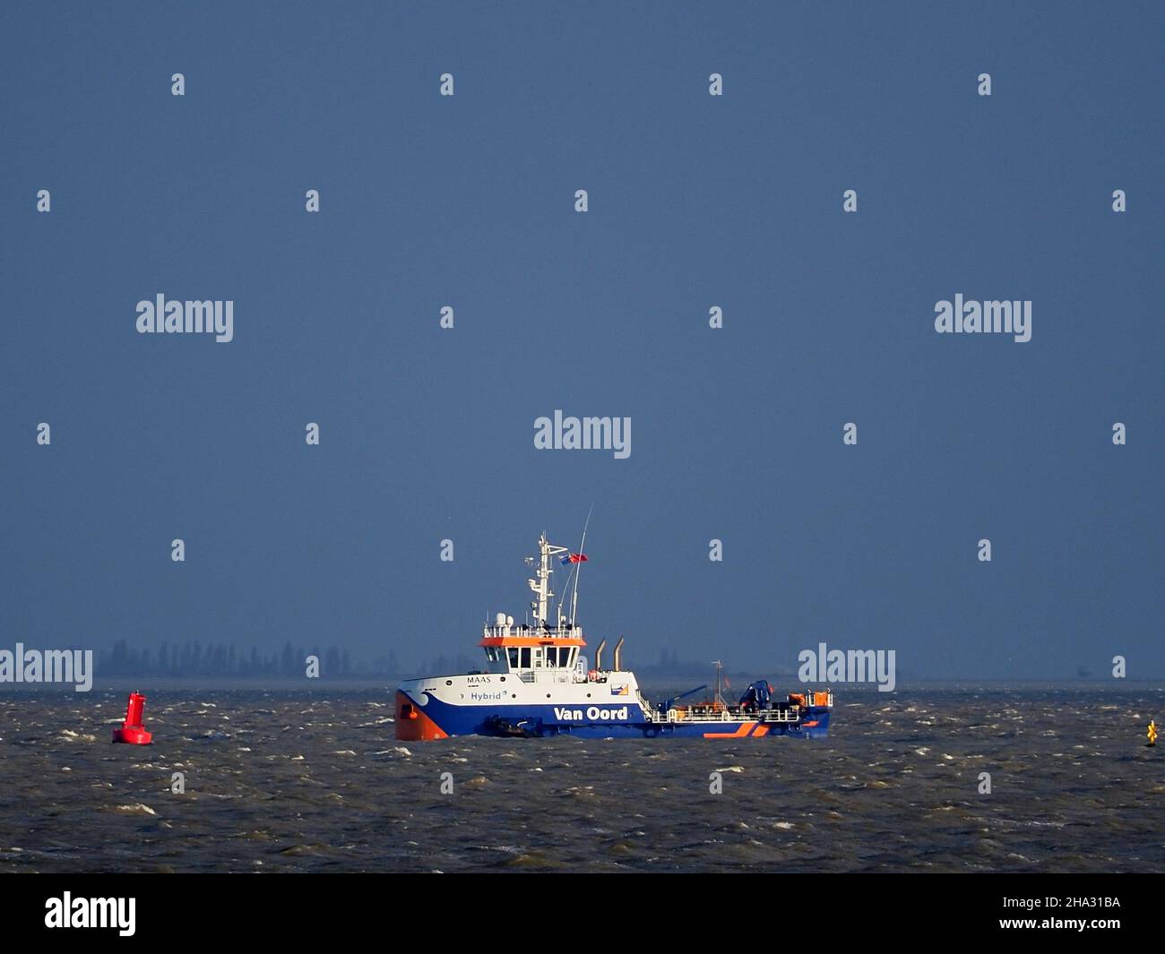 Sheerness, Kent, Regno Unito. 10th Dic 2021. UK Meteo: Una mattinata soleggiata e fredda a Sheerness, Kent. Il drago 'maas' di Van Oord (ufficialmente nominato nel giugno 2021 a Rotterdam) ha visto sognare il canale Medway Approach. Maas è una nuova generazione di serbatoi ibridi per l'iniezione di acqua. Il dragaggio ad iniezione d'acqua è un modo efficiente ed ecologico per mantenere la profondità dei canali di navigazione, dei porti, dei porti e dei fiumi. La nave è dotata di un sistema ibrido di gestione dell'energia per contribuire a ridurre le emissioni di carbonio. Credit: James Bell/Alamy Live News Foto Stock