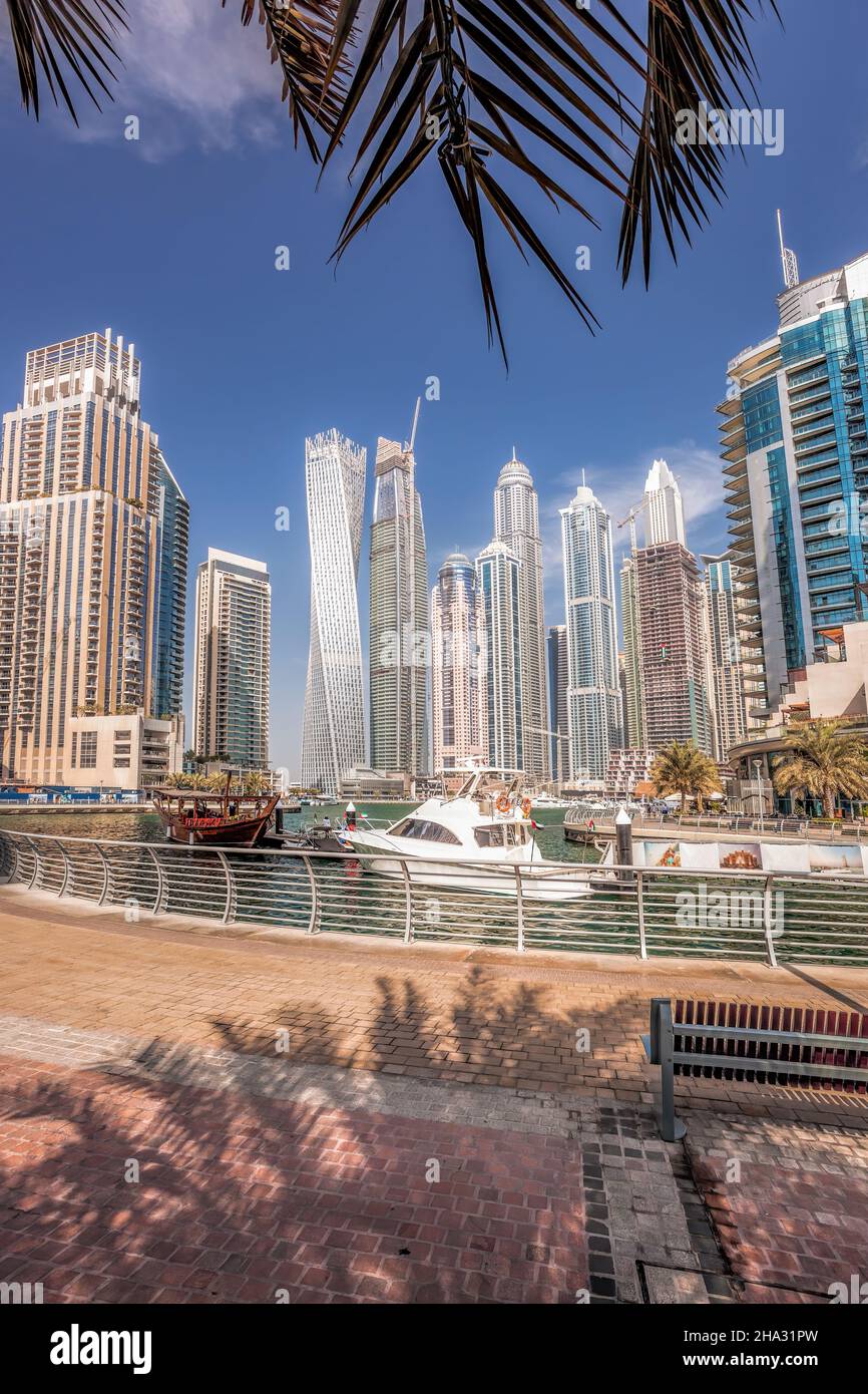 Dubai Marina con barche contro grattacieli di Dubai, Emirati Arabi Uniti Foto Stock