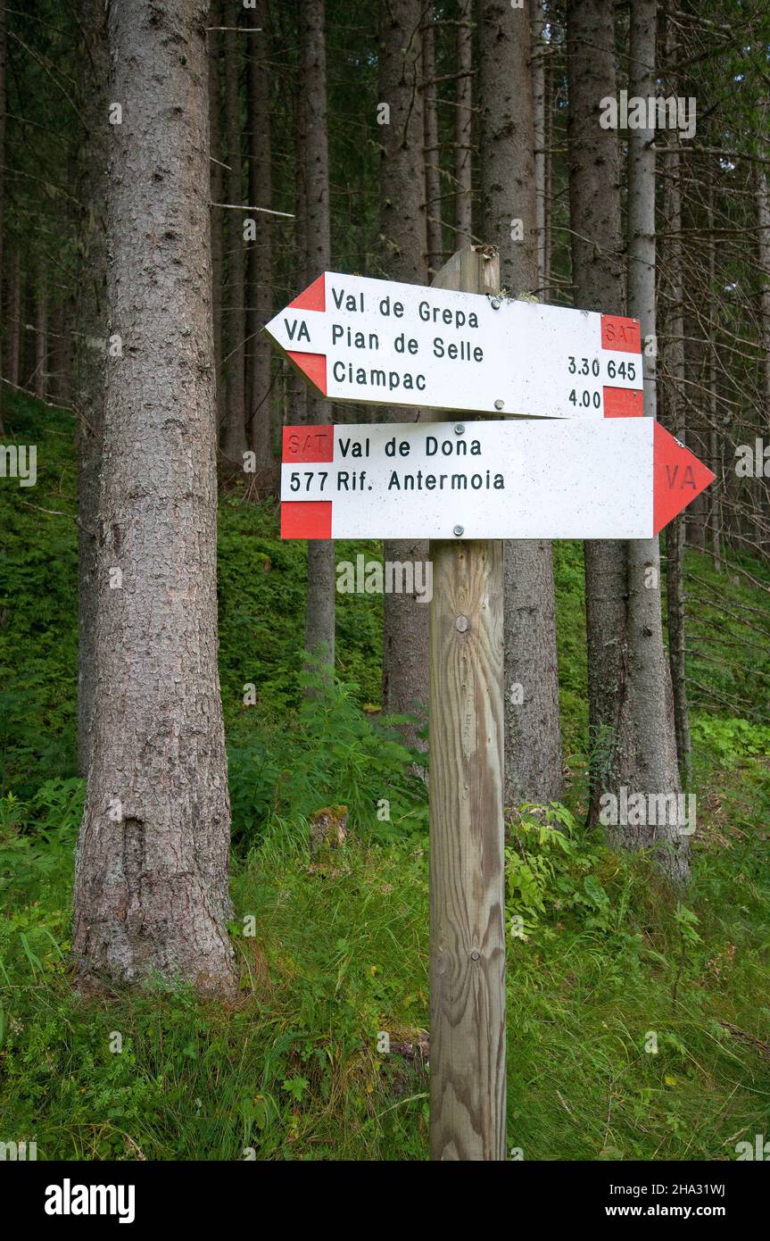 Segnaletica in legno Val di Fassa, Trento, Trentino-Alto Adige, Italia Foto Stock