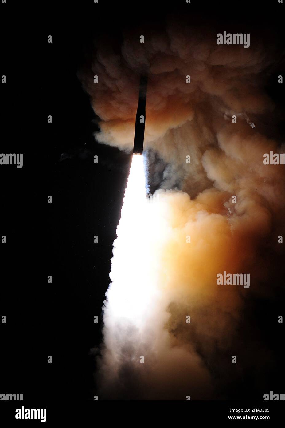 Un missile balistico intercontinentale Minuteman III disarmato viene lanciato durante un test operativo alle 2:10 Pacific Daylight Time, 2 agosto 2017, presso la base dell'aeronautica militare Vandenberg, California (USA Air Force foto di Senior Airman Ian Dudley/Released) Foto Stock