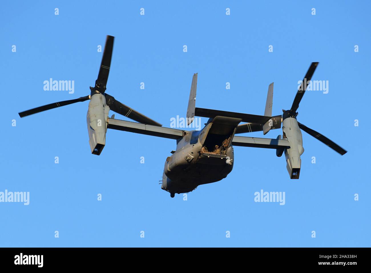 US Army Paratroopers assegnato a 1st Battaglione, 503rd Parachute Infantry Regiment, 173rd Airborne Brigade, si prepara a sbarcare dal corpo Marino MV-22 Ospreys presso l'area di addestramento di Dandolo, Pordenone, Italia, 7 dicembre 2021. Questo addestramento convalida un plotone per essere l'elemento decisivo per la forza di risposta dell'Africa del Nord e dell'ovest, una missione dell'Europa meridionale dell'esercito degli Stati Uniti, l'Africa. La Brigata aerea del 173rd è la forza di risposta di contingenza dell'esercito degli Stati Uniti in Europa, capace di proiettare le forze pronte ovunque nelle aree di responsabilità degli Stati Uniti d'Europa, dell'Africa o dei comandi centrali. (U.S. Esercito pho Foto Stock