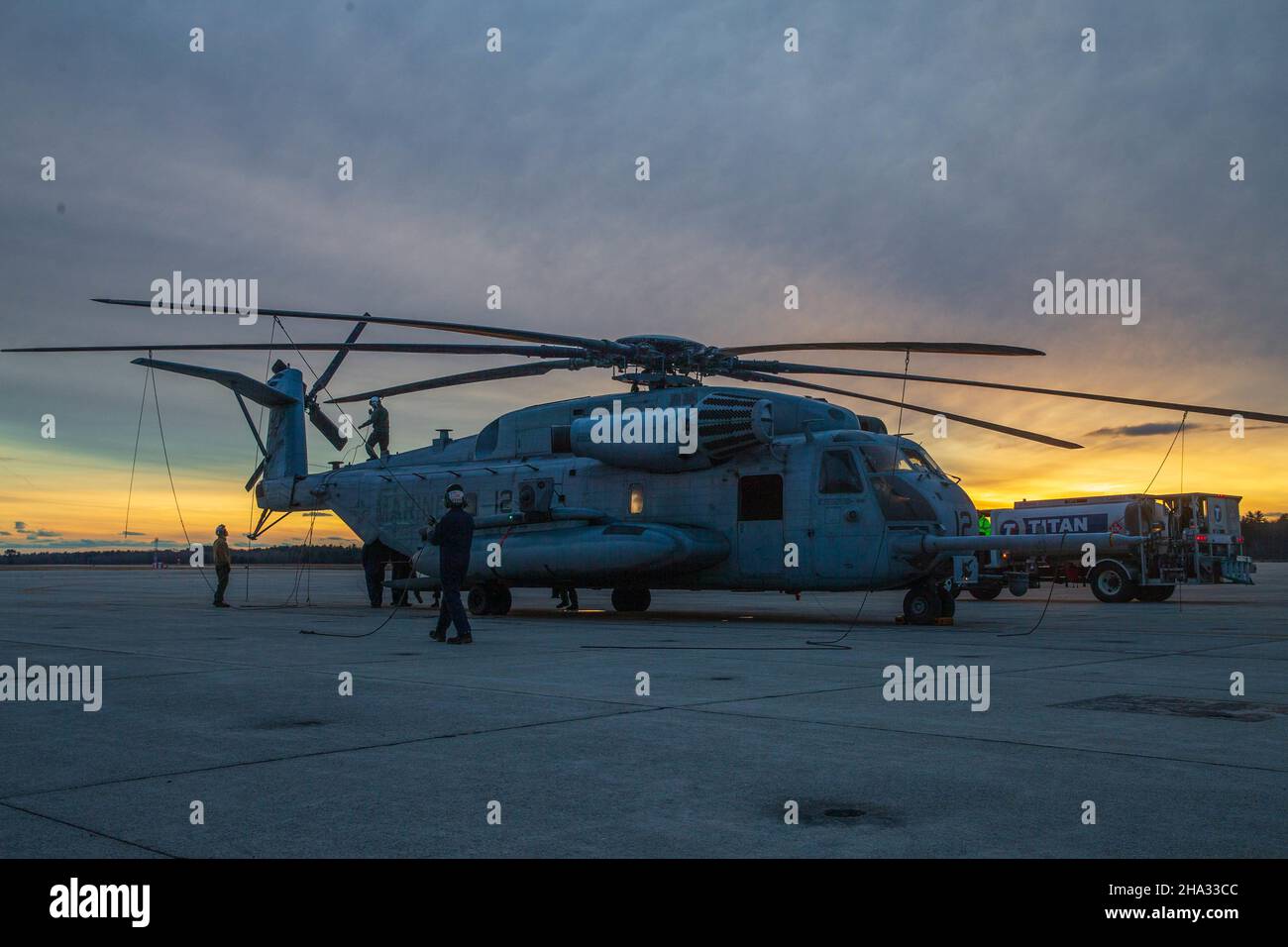 Marines USA con Marine Heavy Helicopter Squadron (HMH) 366 prepararsi a piegare le eliche di un CH-53E Super Stallion dopo il suo atterraggio a Brunswick, Maine, 7 dicembre 2021. Marines con HMH-366 addestrato per aumentare la competenza in un ambiente freddo da basi avanzate di espedizionary. HMH-366 è un'unità subordinata di 2nd Marine Aircraft Wing, l'elemento di combattimento aereo della II Marine Expeditionary Force. (STATI UNITI Foto del corpo marino di Lance CPL. Christian Cortez) Foto Stock