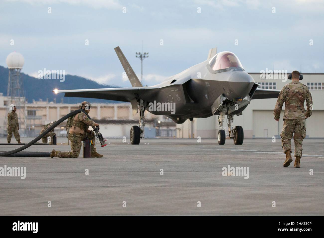 Gli aerei statunitensi con l'unità di manutenzione degli aeromobili 356th e lo Squadrone Logistics Readiness 18th, preparano a rifornire un aeromobile F-35A Lightning II con l'ala Fighter 354th durante un'area di marcia avanti e un punto di rifornimento presso la Marine Corps Air Station (MCAS) Iwakuni, Giappone, 8 dicembre 2021. Gli airman con la 354th Fighter Wing hanno condotto un punto di rifornimento in avanti con 1st operazioni speciali e 18th Squadron di preparazione logistica durante la distribuzione a MCAS Iwakuni, Giappone, per simulare il rifornimento di carburante durante il funzionamento in ambienti distribuiti in avanti. (STATI UNITI Foto del corpo marino di Lance CPL. Tyler Harmon) Foto Stock