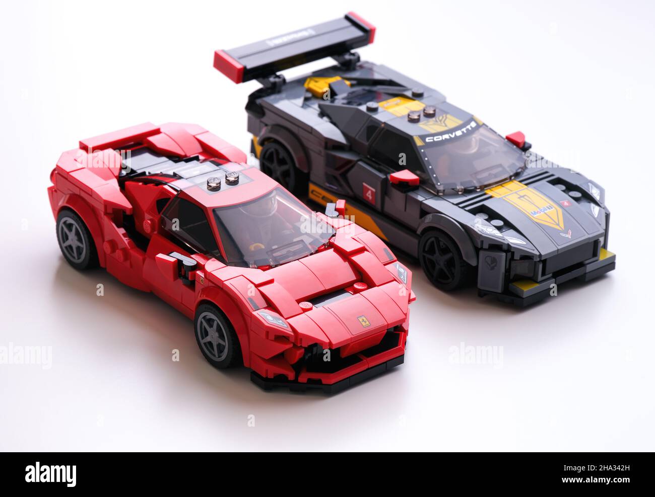 Tambov, Federazione Russa - 07 luglio 2021 Lego Ferrari F8 Tributo e Lego  Chevrolet Corvette C8.R corse su fondo bianco. Campione di velocità LEGO  Foto stock - Alamy
