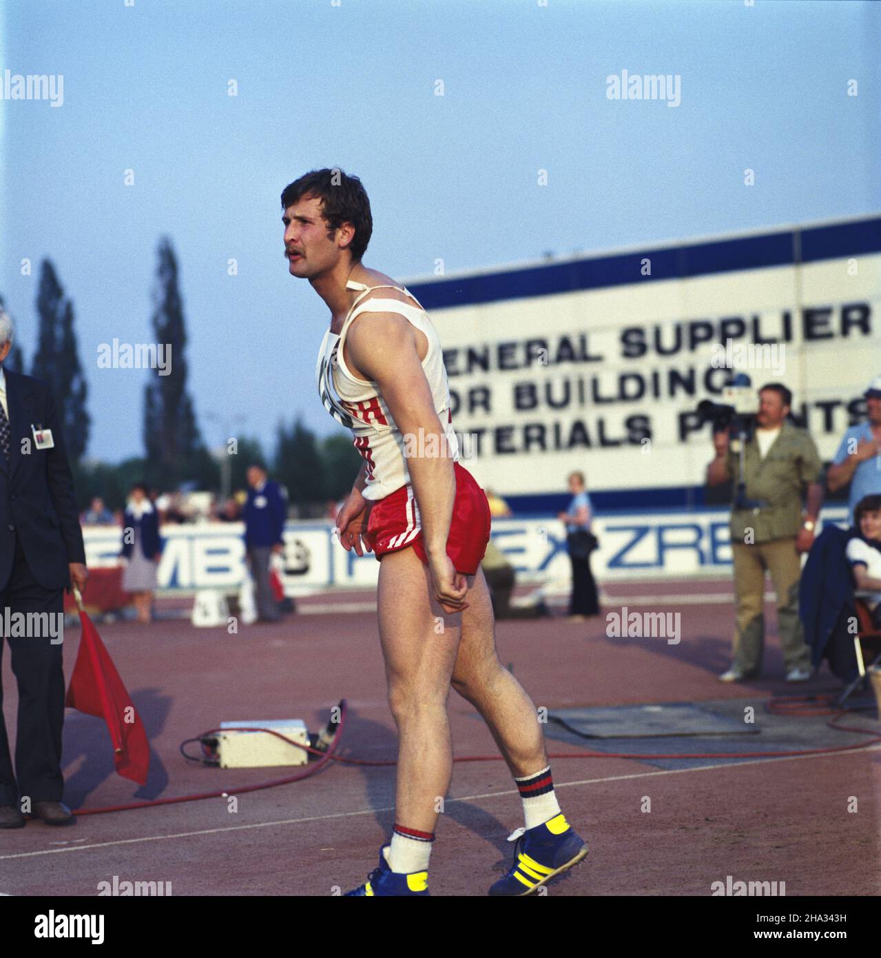 Warszawa 06,1980. XXVI Lekkkoatletyczny Memoria³ im. Janusza Kusociñskiego odbywaj¹cy siê w dniach 13 i 14 czerwca na stadionie Skry. NZ. Lekkkoatleta, oszczepnik Dariusz Adamus. uu PAP/Tomasz Pra¿mowski Dok³adny dzieñ wydarzenia nieustalony. Varsavia, giugno 1980. Il 26th Janusz Kusocinski Memorial Track and Field Event si è tenuto presso lo stadio Skra dal 13 al 14 giugno. Nella foto: Lanciatore di javelin Dariusz Adamus. uu PAP/Tomasz Prazmowski evento giorno sconosciuto Foto Stock