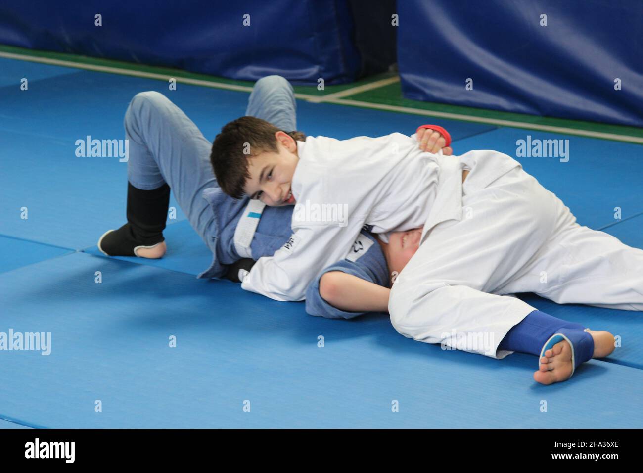 Zheleznovodsk Stavropol Territory, Russia, 04.23.2015 st. Engels 21. Arti marziali, Kudo, Giappone. Bambini in kimono formazione in Foto Stock