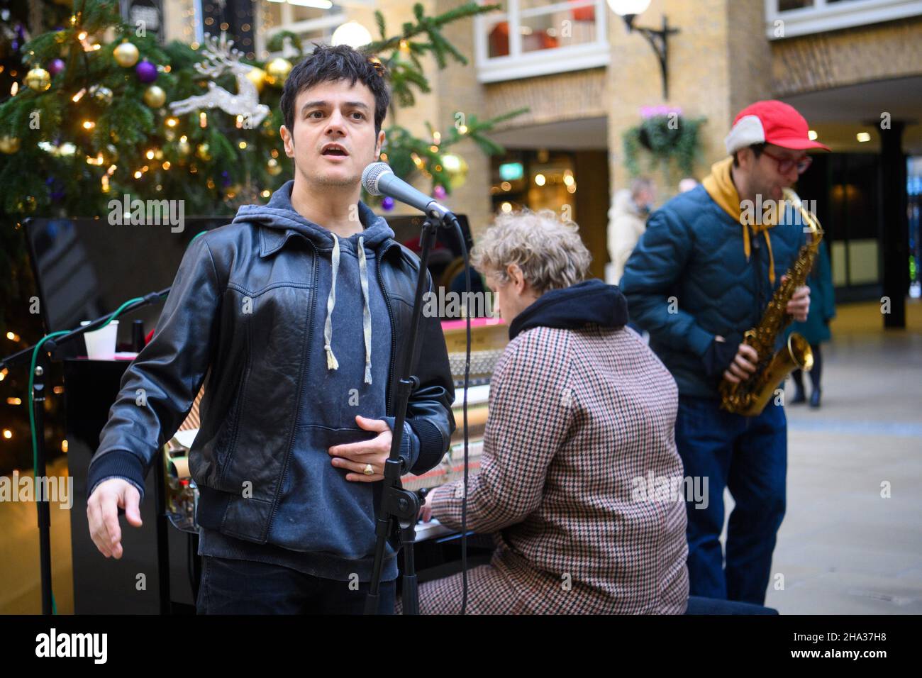 Londra, Regno Unito. 10th Dic 2021. Jamie Cullum esegue canzoni di Natale alla Hay's Galleria di Londra, per promuovere il suo nuovo album, 'The Pianoman at Christmas'. Data immagine: Venerdì 10 dicembre 2021. Il credito fotografico dovrebbe essere: Matt Crossick/Alamy Live News Foto Stock