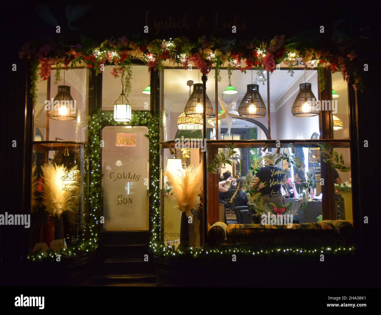 bury st edmunds, salone di bellezza luci e decorazioni natalizie 2021 Foto Stock