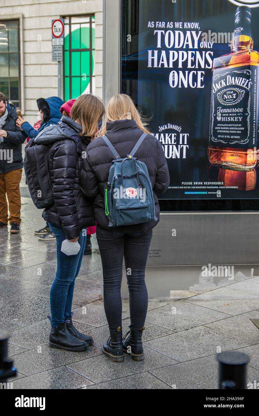 Due giovani ragazze in strada, Dublino durante la pandemia, a piedi a Dublino, fotografia urbana, fotografia di strada, Dublino, Irlanda Foto Stock