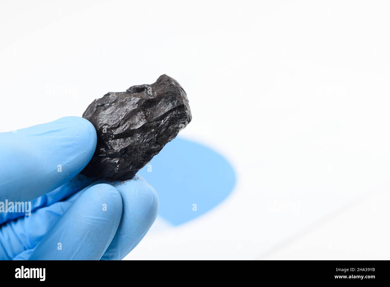 Carbone grumo in mano scienziato Foto Stock