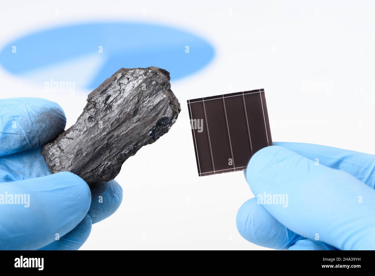 Lo scienziato tiene il carbone in una mano ed il pannello solare in un altro. Transizione dal combustibile fossile al concetto di energia pulita. Foto Stock