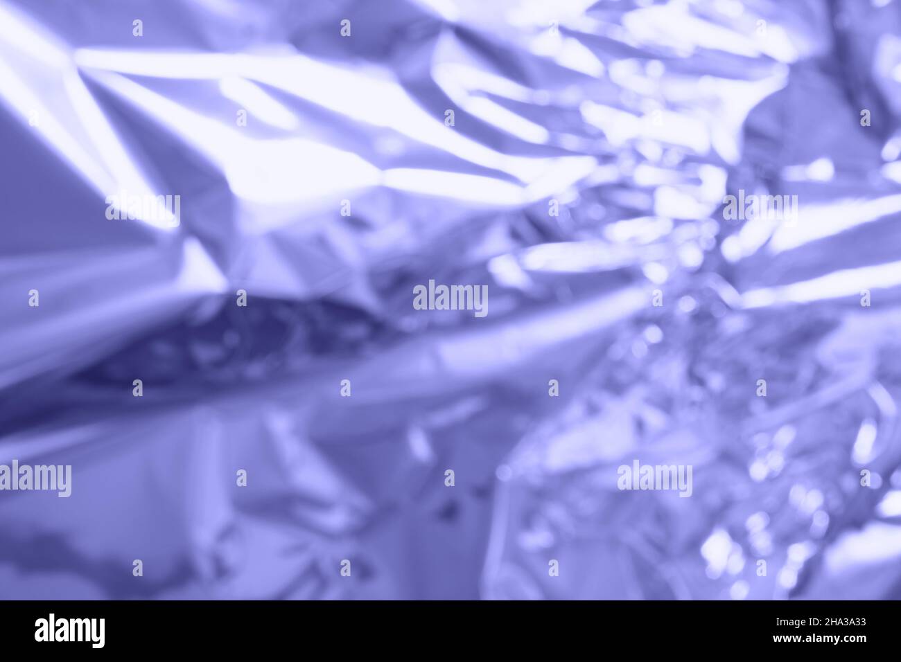 Sfondo sfocato con pellicola grattugiata. Modello astratto. Colore alla moda molto peri nell'anno 2022. Foto Stock