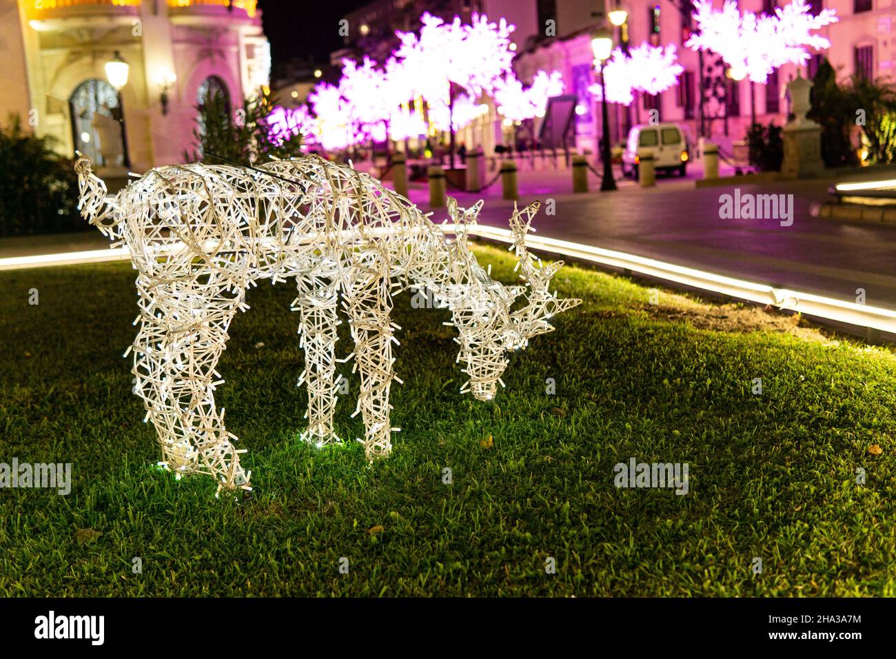 Personaggi natalizi realizzati con luci Foto Stock
